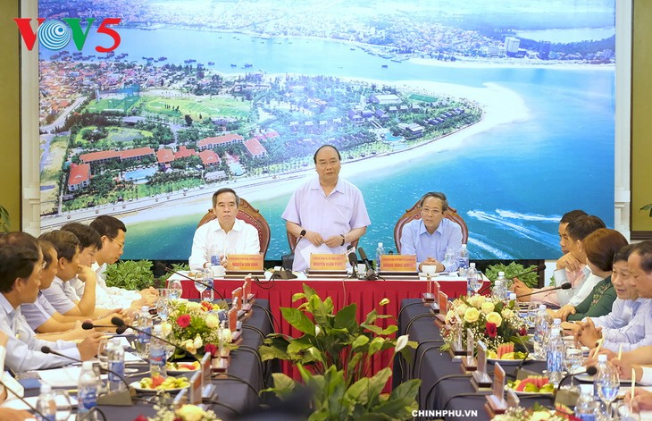 Premierminister Nguyen Xuan Phuc tagt mit Leitung der Provinz Quang Binh - ảnh 1