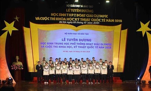 Bildungsministerium würdigt Preisträger der Olympiaden - ảnh 1