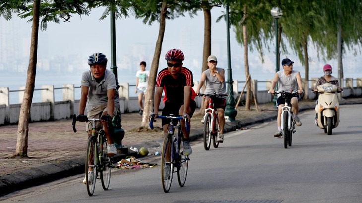 Radfahren am Wochenende – neuer Trend der jungen - ảnh 1