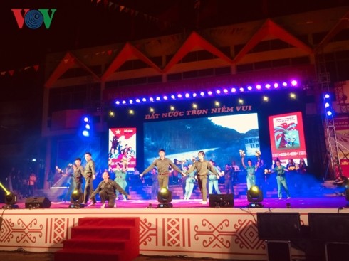 Feierlichkeiten zum Wiedervereinigungstag - ảnh 1