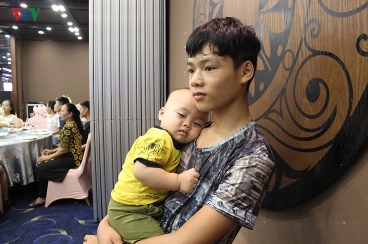 Ehepaare mit Behinderung fahren hunderte Kilometer nach Hanoi für eine Gruppenhochzeit und Fotos - ảnh 14