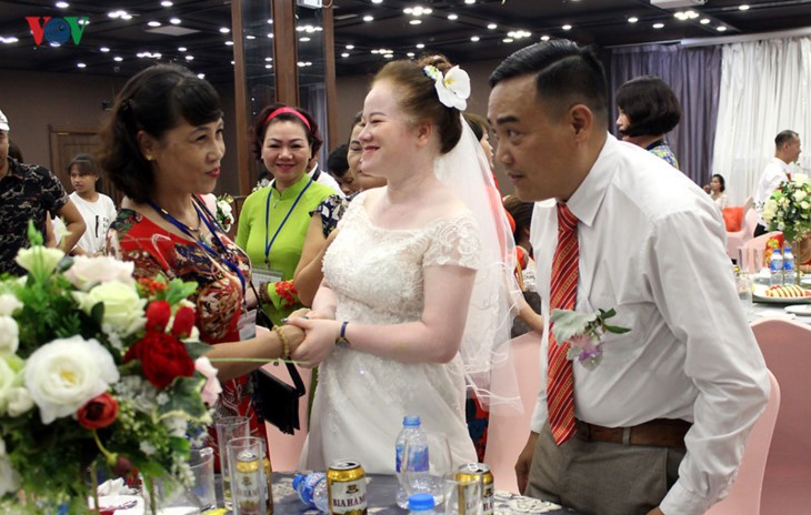 Ehepaare mit Behinderung fahren hunderte Kilometer nach Hanoi für eine Gruppenhochzeit und Fotos - ảnh 18