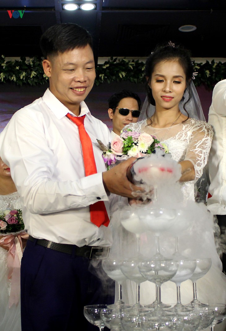 Ehepaare mit Behinderung fahren hunderte Kilometer nach Hanoi für eine Gruppenhochzeit und Fotos - ảnh 6