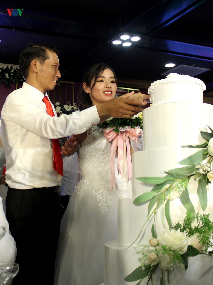 Ehepaare mit Behinderung fahren hunderte Kilometer nach Hanoi für eine Gruppenhochzeit und Fotos - ảnh 7