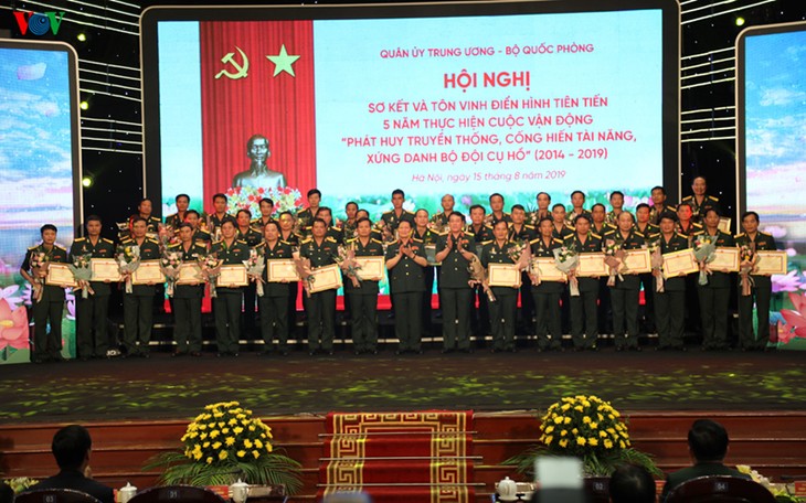 Ehrung der Vorbilder in der Bewegung „Tradition entfalten, Talente widmen, Soldaten des Onkels Ho würdig sein”  - ảnh 1