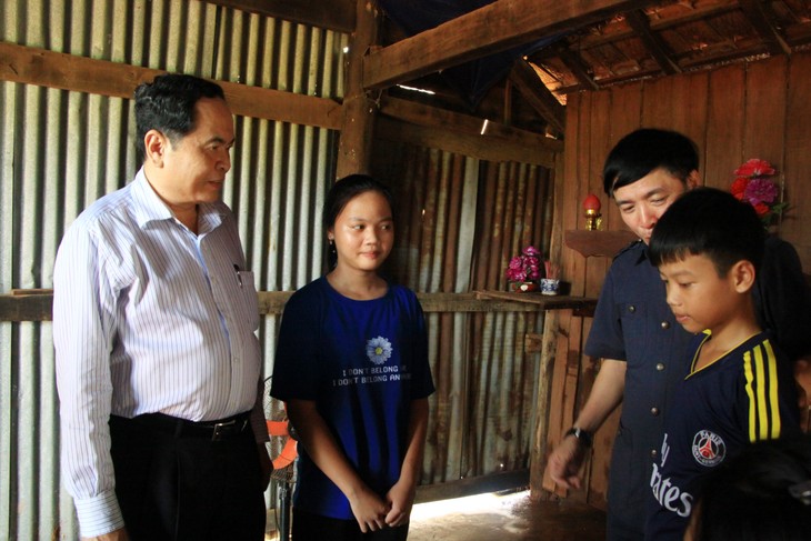 Die Vaterländische Front Vietnam hilft den von Fluten betroffenen Bewohnern - ảnh 1