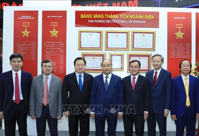 Premierminister Nguyen Xuan Phuc nimmt an der Bilanzkonferenz der EVN teil - ảnh 1