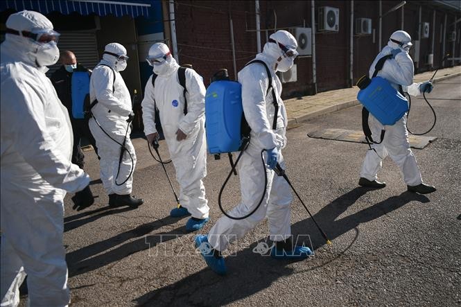 Länder setzen zahlreiche Maßnahmen zur Bekämpfung der Covid-19-Epidemie um - ảnh 1