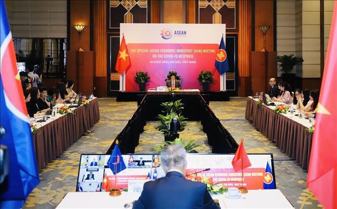 Pressekonferenz über Ergebnisse der ASEAN- und ASEAN+3-Wirtschaftsministerkonferenz - ảnh 1