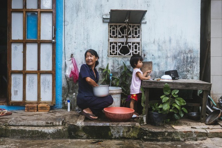 Fotos des Alltagslebens in Zentralvietnam in ausländischer Zeitschrift - ảnh 7