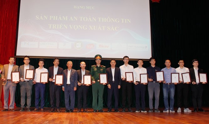 Würdigung der hervorragenden IT-Produkte 2020 - ảnh 1