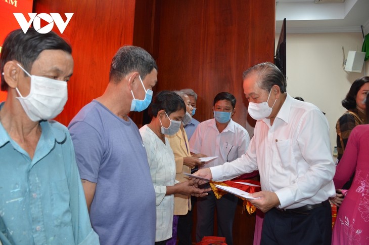 Spitzenpolitiker der Regierung und des Parlaments besuchen bedürftige Menschen zum Neujahrsfest - ảnh 1