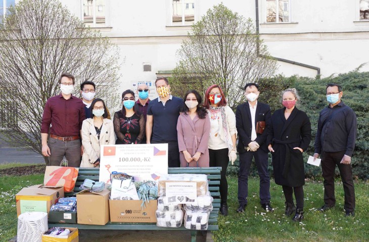 Vietnamesen in Tschechien solidarisieren sich, um die Epidemie zu überwinden - ảnh 1