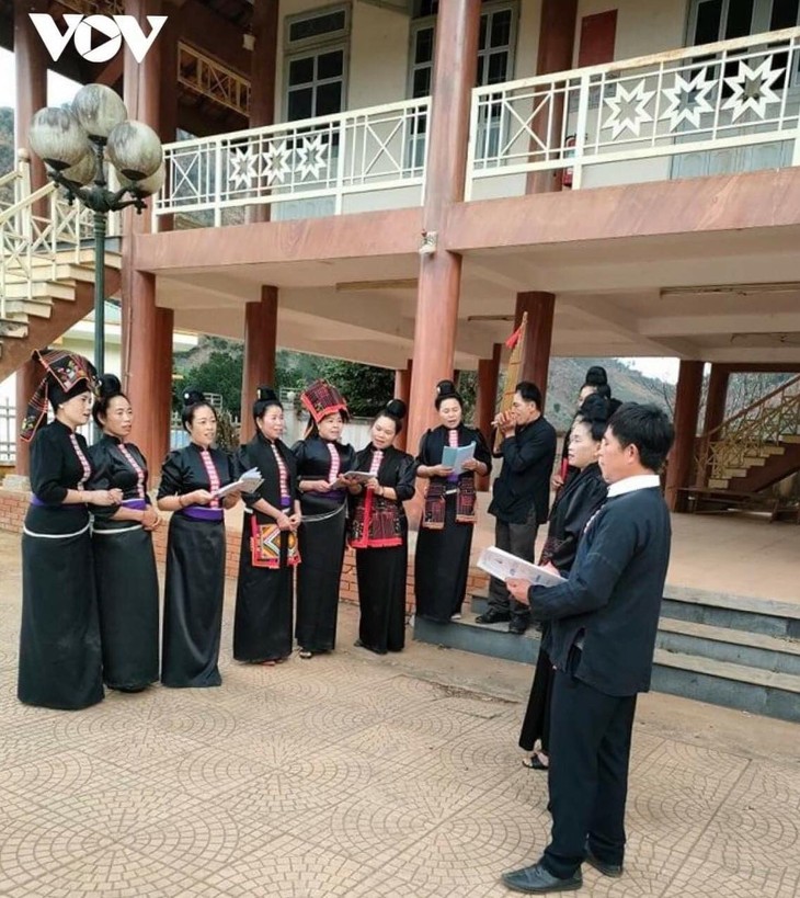 Die Volksgruppe der Thai im Dorf Hin bewahrt die Kulturwerte  - ảnh 1