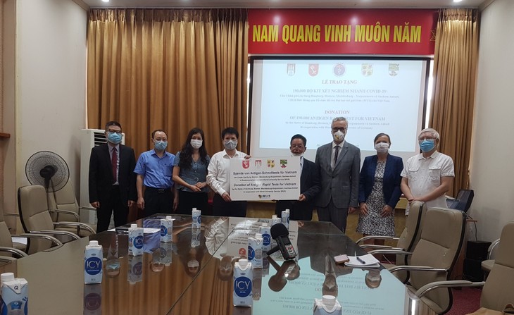 Übergabe von 190.000 Antigen-Schnelltests von vier deutschen Bundesländern an Vietnam - ảnh 1