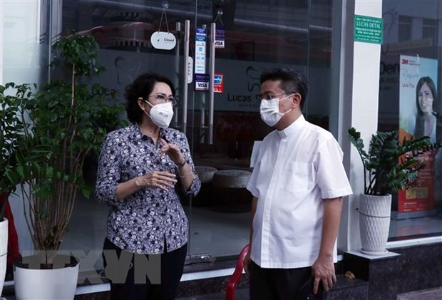 70 Freiwillige, die Würdenträger sind, helfen in Corona- und Notfallkrankenhäusern - ảnh 1