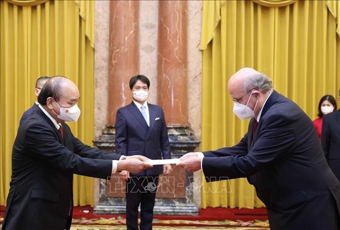 Staatspräsident Nguyen Xuan Phuc trifft neue Botschafter einiger Länder - ảnh 1