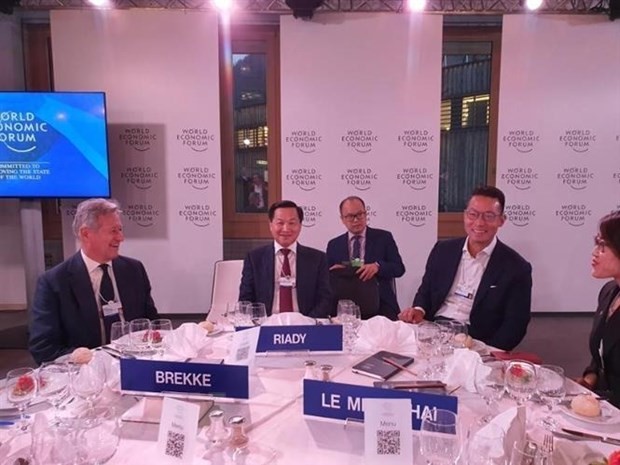 Vizepremierminister Le Minh Khai setzt seine Aktivitäten beim Weltwirtschaftsforum fort - ảnh 1