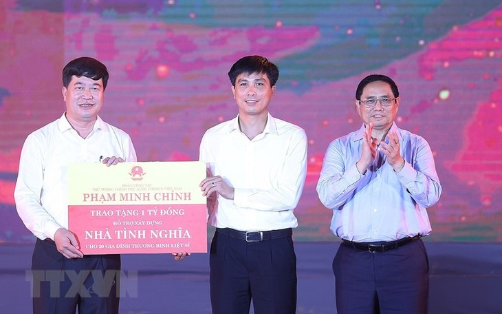 Premierminister Pham Minh Chinh nimmt am Kunstprogramm in Nghe An teil - ảnh 1