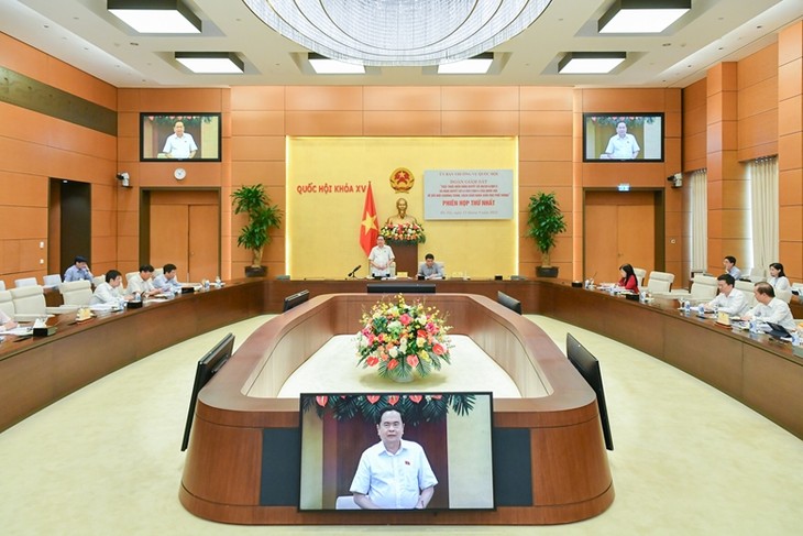 Aufsicht über die Umsetzung des Parlamentsbeschlusses zur Änderung der Schulbücher - ảnh 1