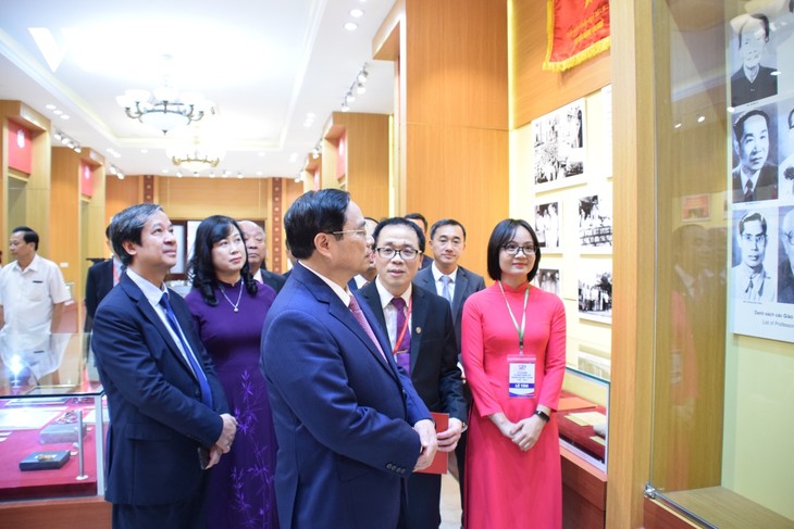 Premierminister Pham Minh Chinh bei Feier zum Gründungstag der medizinischen Hochschule Hanoi - ảnh 1