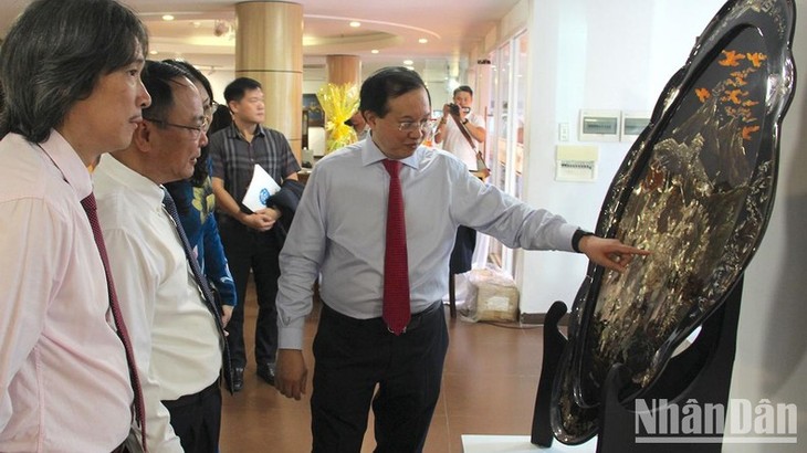 Ausstellung vietnamesischer Lackbilder und -waren - ảnh 1