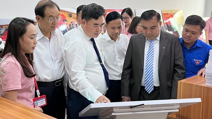 Buchausstellung zur 60-jährigen Feier der Vietnam-Laos-Freundschaft  - ảnh 1