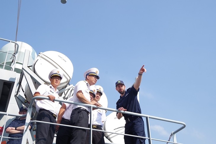 Vietnamesische Marine übt mit der britischen königlichen Marine - ảnh 1