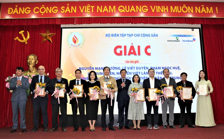 Kommunisten-Zeitschrift überreicht den Preis „Feuer“ an 36 herausragende Werke - ảnh 1