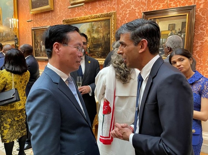 Der Staatspräsident kehrt von London nach Hanoi zurück - ảnh 1