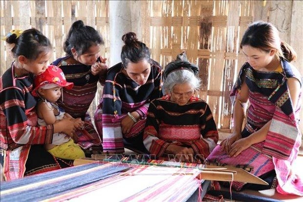 Vorstellung der Brokat-Weberei der vietnamesischen Völker im Juli - ảnh 1