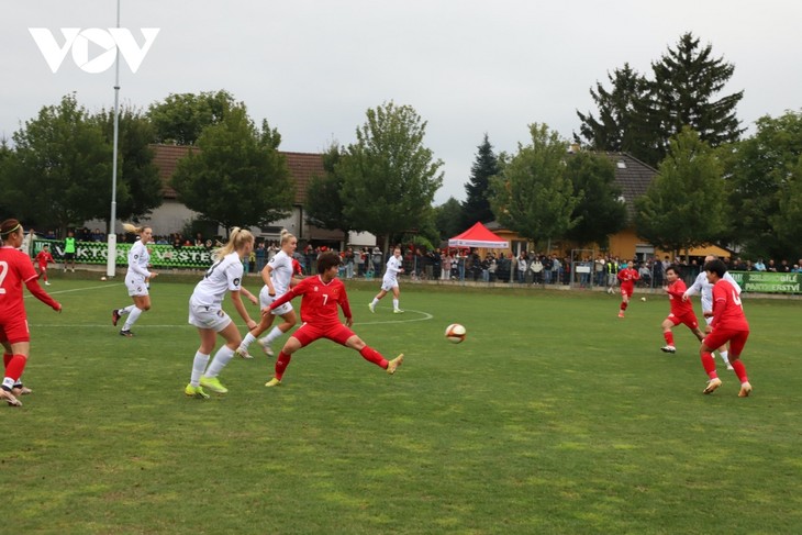 Vietnamesische Nationalmannschaft der Frauen gewinnt Fußballklub Viktoria Pilsen - ảnh 1