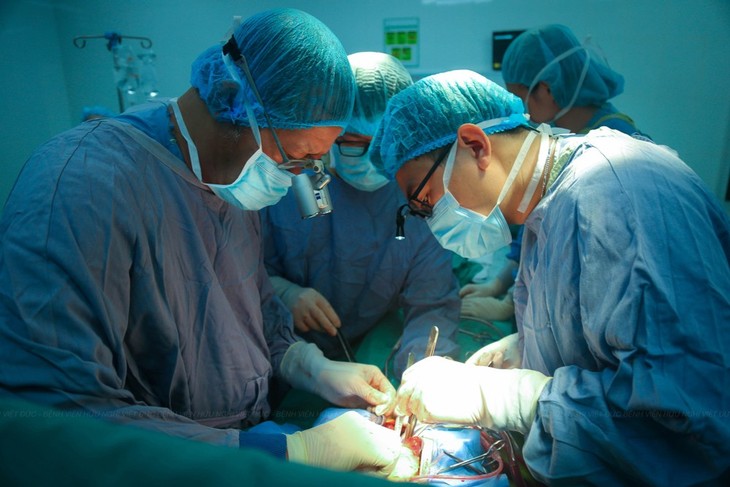 Erste erfolgreiche Doppeltransplantation von Herz und Leber in Vietnam - ảnh 1