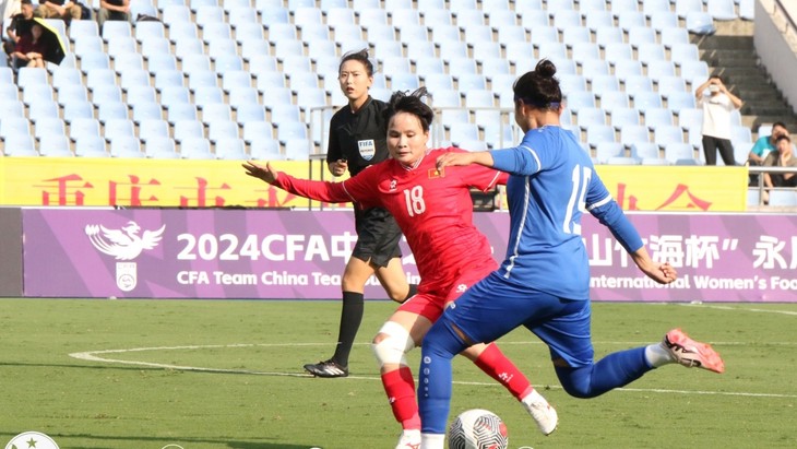 Vietnamesische Fußballnationalmannschaft der Frauen besiegt Usbekistan in China - ảnh 1