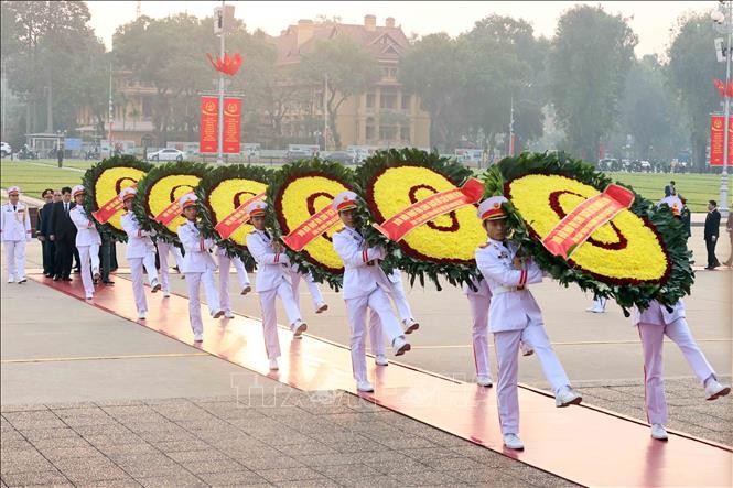 Leiter von Partei, Staat und Verteidigungsministerium besuchen Ho-Chi-Minh-Mausoleum - ảnh 1