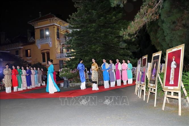 100 Models treten in Bilderausstellung und Ao-Dai-Show in Da Lat auf - ảnh 1