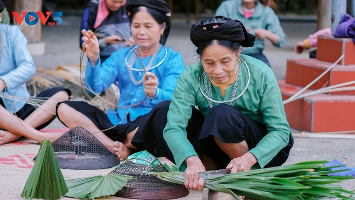 Der Hai Me-Kegelhut – Einzigartiges kulturelles Symbol der Volksgruppe der Tay in Xuan Giang - ảnh 1