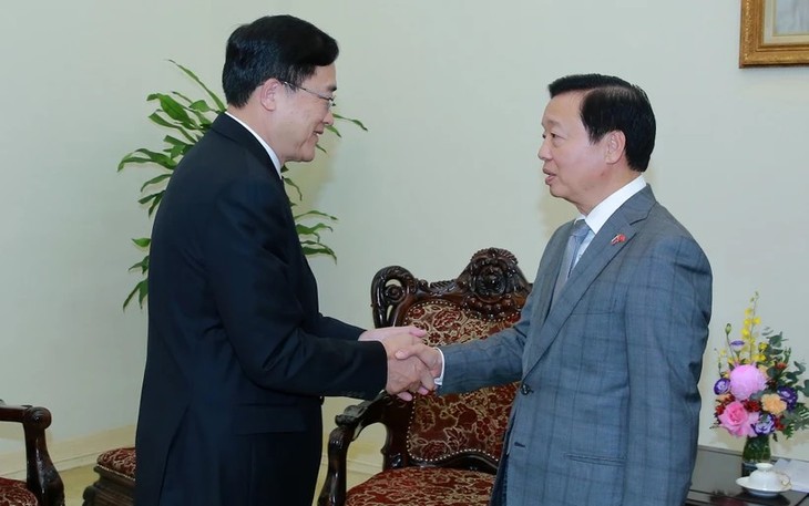 Vizepremierminister Tran Hong Ha trifft Leiter des chinesischen Flugzeugherstellers COMAC - ảnh 1