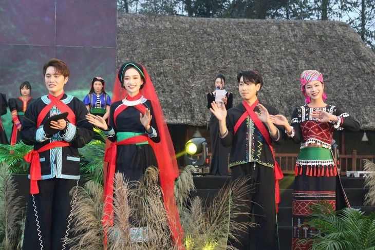 Modenschau stellt Trachten ethnischer Minderheiten Vietnams vor - ảnh 1