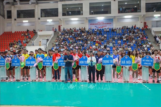 Über 400 Spieler kämpfen in der Gruppenphase des nationalen Volleyballturniers - ảnh 1
