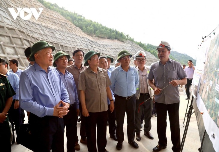 Vizepremierminister Nguyen Hoa Binh überprüft das Bauprojekt der Nord-Süd-Autobahn - ảnh 1