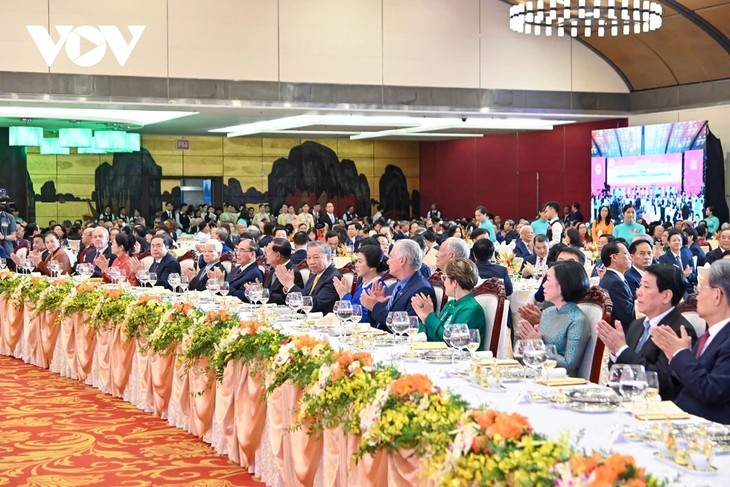 Der Staatspräsident: Mit Intellekt und unbeugsamer Standhaftigkeit wird das vietnamesische Volk neue Höhen erobern - ảnh 1