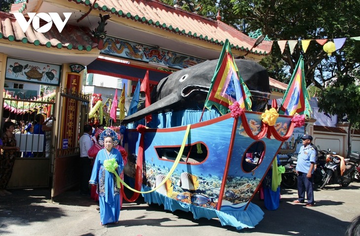 Aufwertung des Volksfestes „Nghinh Ong“ vom Kulturerbe zum touristischen Markenzeichen - ảnh 1