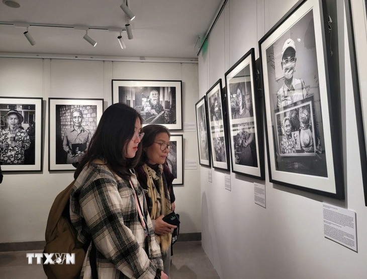 Fotoausstellung zeigt über drei Jahrzehnte Wandel in Vietnam - ảnh 1