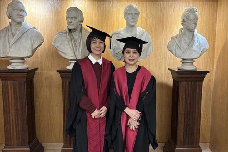 Zwei vietnamesische Ärztinnen erhalten Mitgliedszertifikat des Royal College of Surgeons - ảnh 1