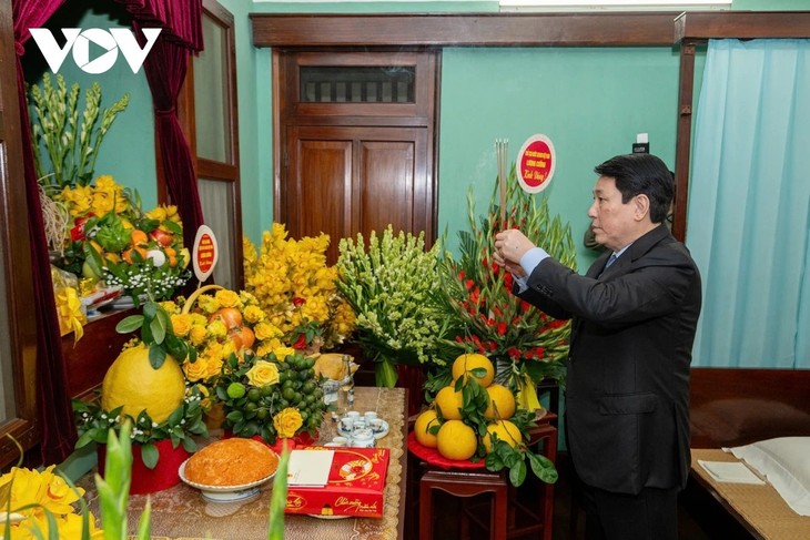 Staatspräsident Luong Cuong zündet Räucherstäbchen zum Gedenken an Präsident Ho Chi Minh an - ảnh 1
