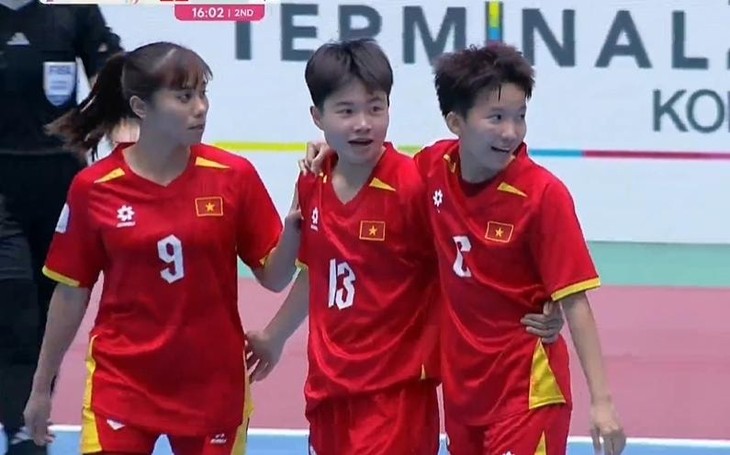 Vietnams Frauen-Futsalnationalmannschaft gewinnt Bronze bei der Südostasienmeisterschaft - ảnh 1