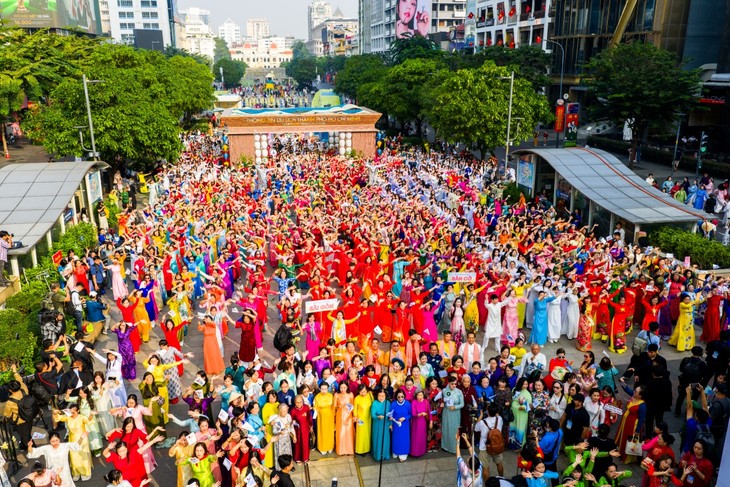 Tausende Frauen nehmen am Ao-Dai-Tanz am Internationalen Frauentag in Ho-Chi-Minh-Stadt teil - ảnh 1