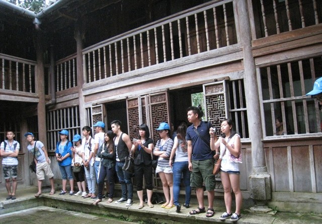 Rombongan pemuda diaspora Vietnam berkunjung di daerah dataran tinggi batu Dong Van - ảnh 1