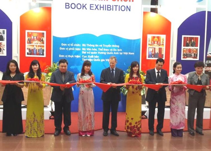 Pameran buku memperingati ultah ke-40 penggalangan hubungan diplomatik Vietnam-Kerajaan Inggris - ảnh 1